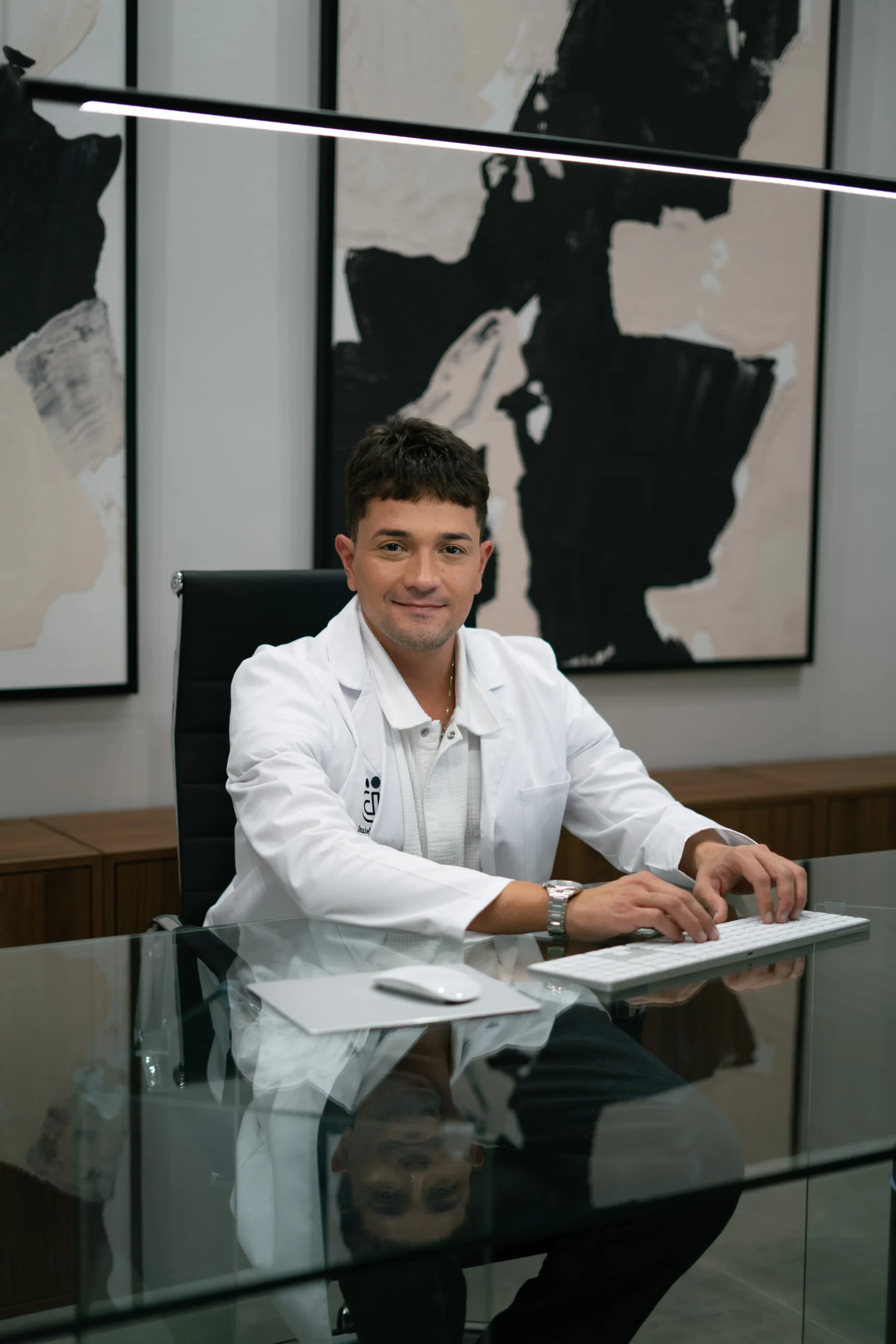 Retrato profesional del Dr. Daniel Torres en su consulta